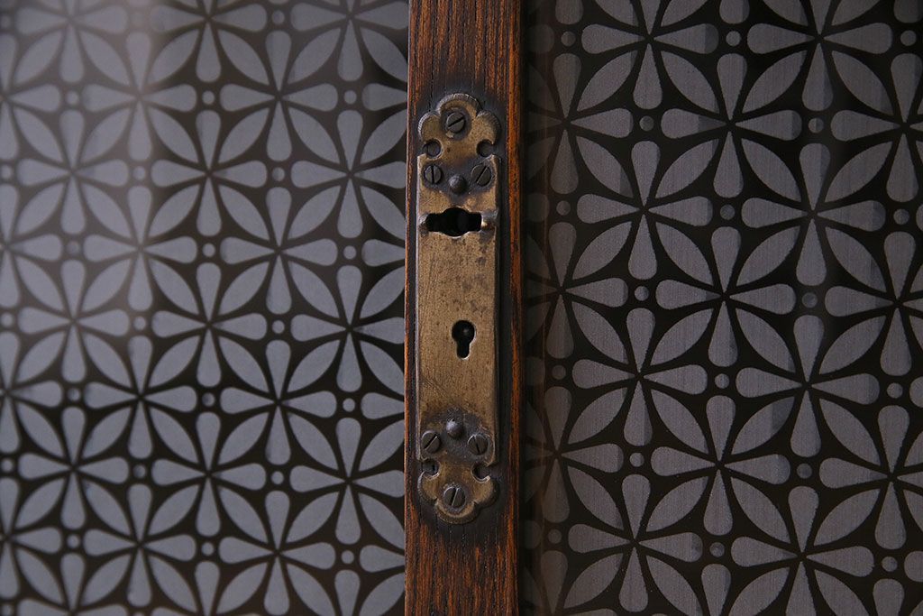 レトロ家具　昭和レトロ　栓材　花のようなカットが愛らしいオリジナルガラス入り戸棚(収納棚、ローボード)