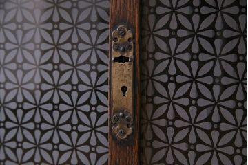 レトロ家具　昭和レトロ　栓材　花のようなカットが愛らしいオリジナルガラス入り戸棚(収納棚、ローボード)