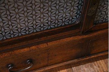 レトロ家具　昭和レトロ　栓材　花のようなカットが愛らしいオリジナルガラス入り戸棚(収納棚、ローボード)(1)