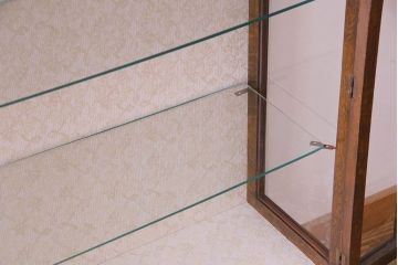 アンティーク家具　イギリスアンティーク　上品な雰囲気漂う猫脚のガラスケース(飾り棚、陳列棚、ショーケース)