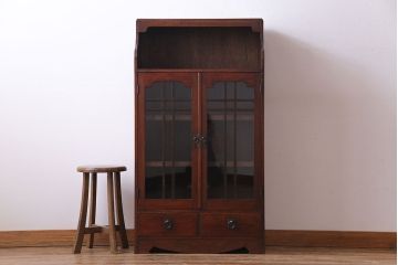 アンティーク家具　和モダン　褐色の色合いと意匠が魅力のブックケース(本箱、飾り棚)