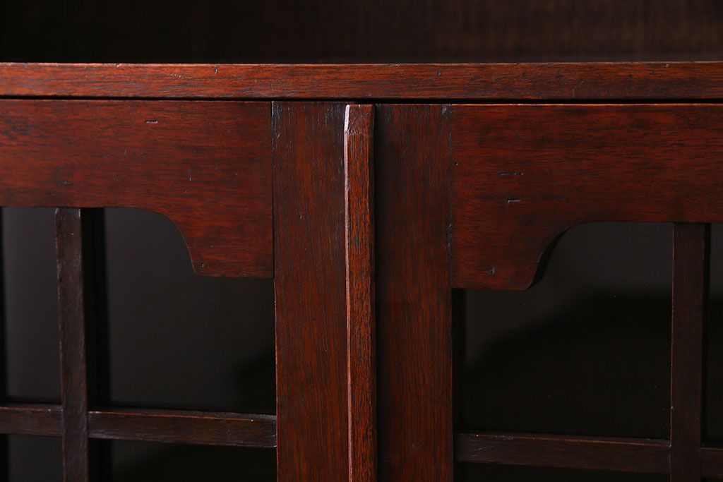 アンティーク家具　和モダン　褐色の色合いと意匠が魅力のブックケース(本箱、飾り棚)