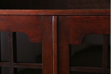 アンティーク家具　和モダン　褐色の色合いと意匠が魅力のブックケース(本箱、飾り棚)