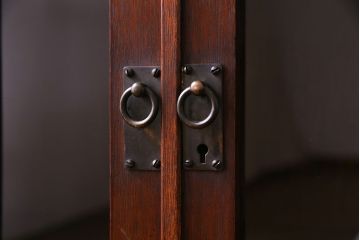 アンティーク家具　和モダン　褐色の色合いと意匠が魅力のブックケース(本箱、飾り棚)