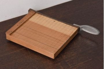 アンティーク雑貨　昭和レトロ　peace　古い質感が味わい深いペーパーカッター(裁断機)