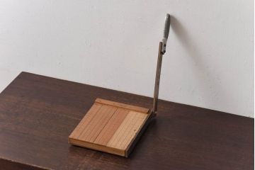 アンティーク雑貨　昭和レトロ　peace　古い質感が味わい深いペーパーカッター(裁断機)