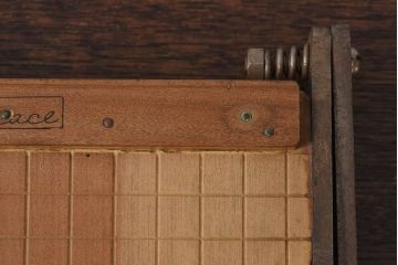 アンティーク雑貨　昭和レトロ　peace　古い質感が味わい深いペーパーカッター(裁断機)