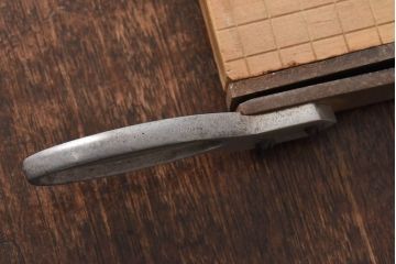 アンティーク雑貨　昭和レトロ　peace　古い質感が味わい深いペーパーカッター(裁断機)