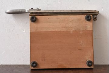 アンティーク雑貨　昭和レトロ　peace　古い質感が味わい深いペーパーカッター(裁断機)
