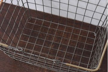 アンティーク雑貨　昭和レトロ　素朴さの漂う古いワイヤーバスケット(カゴ)