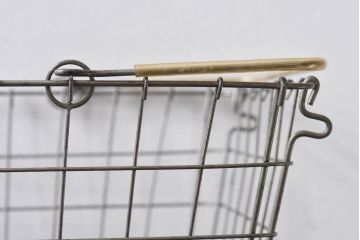 アンティーク雑貨　昭和レトロ　素朴さの漂う古いワイヤーバスケット(カゴ)