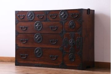 アンティーク家具　和製アンティーク　前面ケヤキ材使用　立体感のある金具の姫箪笥(時代箪笥)