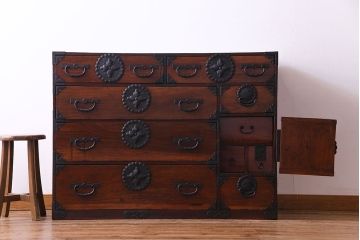 アンティーク家具　和製アンティーク　前面ケヤキ材使用　立体感のある金具の姫箪笥(時代箪笥)