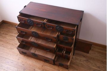 アンティーク家具　和製アンティーク　前面ケヤキ材使用　立体感のある金具の姫箪笥(時代箪笥)