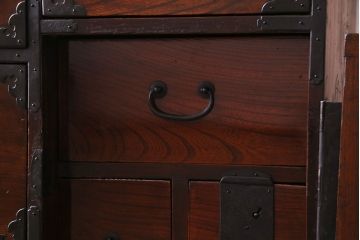 アンティーク家具　和製アンティーク　前面ケヤキ材使用　立体感のある金具の姫箪笥(時代箪笥)