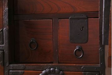 アンティーク家具　和製アンティーク　前面ケヤキ材使用　立体感のある金具の姫箪笥(時代箪笥)