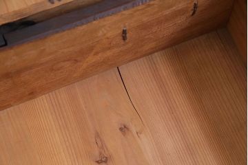 アンティーク家具　和製アンティーク　前面ケヤキ材使用　立体感のある金具の姫箪笥(時代箪笥)