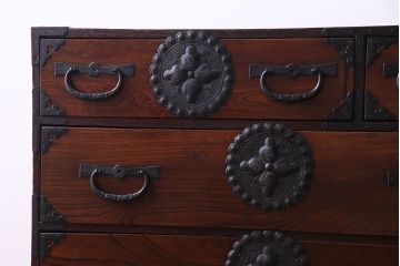 アンティーク家具　和製アンティーク　前面ケヤキ材使用　立体感のある金具の姫箪笥(時代箪笥)