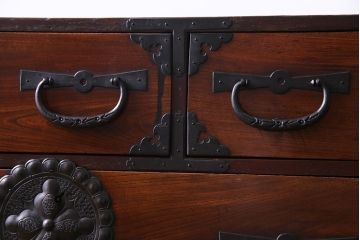 アンティーク家具　和製アンティーク　前面ケヤキ材使用　立体感のある金具の姫箪笥(時代箪笥)