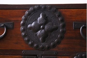 アンティーク家具　和製アンティーク　前面ケヤキ材使用　立体感のある金具の姫箪笥(時代箪笥)