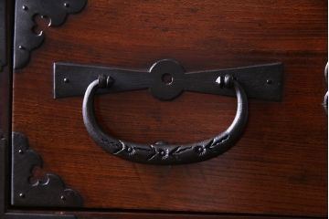 アンティーク家具　和製アンティーク　前面ケヤキ材使用　立体感のある金具の姫箪笥(時代箪笥)