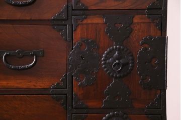 アンティーク家具　和製アンティーク　前面ケヤキ材使用　立体感のある金具の姫箪笥(時代箪笥)