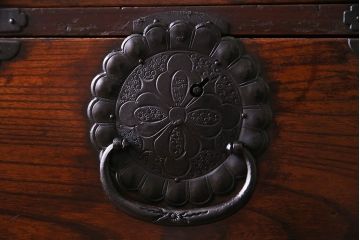 アンティーク家具　和製アンティーク　前面ケヤキ材使用　立体感のある金具の姫箪笥(時代箪笥)