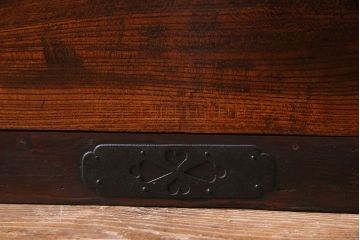 アンティーク家具　和製アンティーク　前面ケヤキ材使用　立体感のある金具の姫箪笥(時代箪笥)