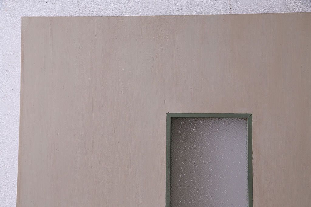 レトロ　シャビーな雰囲気のおしゃれなペイントドア(扉)