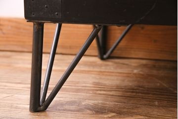 アンティーク家具　和製アンティーク　鉄脚付き　風格ある佇まいが魅力の会津箪笥ローボード(ローチェスト、衣装箪笥、テレビ台)