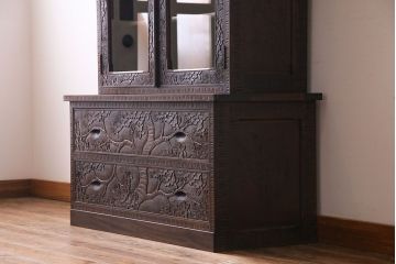 中古美品　伝統工芸軽井沢彫り　芸術品のような彫りが見事なキャビネット(飾り棚、収納棚、食器棚)