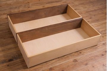 中古美品　伝統工芸軽井沢彫り　芸術品のような彫りが見事なキャビネット(飾り棚、収納棚、食器棚)