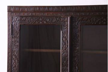 中古美品　伝統工芸軽井沢彫り　芸術品のような彫りが見事なキャビネット(飾り棚、収納棚、食器棚)