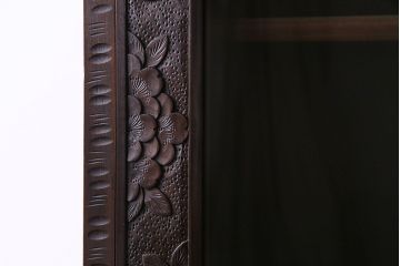 中古美品　伝統工芸軽井沢彫り　芸術品のような彫りが見事なキャビネット(飾り棚、収納棚、食器棚)