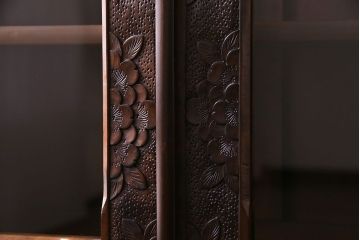 中古美品　伝統工芸軽井沢彫り　芸術品のような彫りが見事なキャビネット(飾り棚、収納棚、食器棚)