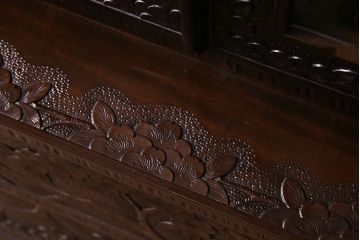 中古美品　伝統工芸軽井沢彫り　芸術品のような彫りが見事なキャビネット(飾り棚、収納棚、食器棚)