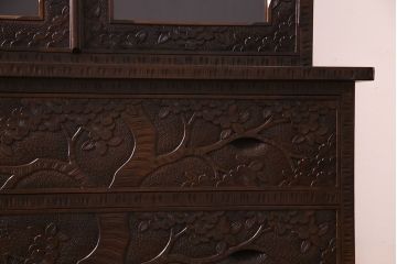 中古美品　伝統工芸軽井沢彫り　芸術品のような彫りが見事なキャビネット(飾り棚、収納棚、食器棚)