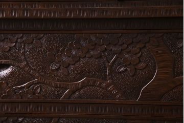 中古美品　伝統工芸軽井沢彫り　芸術品のような彫りが見事なキャビネット(飾り棚、収納棚、食器棚)