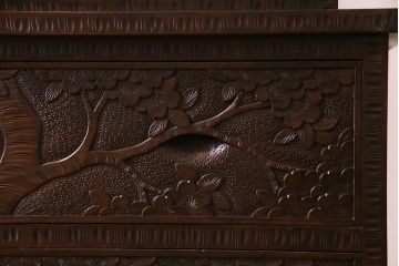 中古美品　伝統工芸軽井沢彫り　芸術品のような彫りが見事なキャビネット(飾り棚、収納棚、食器棚)