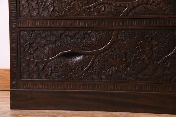 中古美品　伝統工芸軽井沢彫り　芸術品のような彫りが見事なキャビネット(飾り棚、収納棚、食器棚)