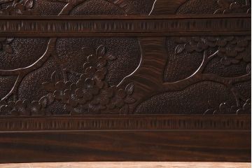 中古美品　伝統工芸軽井沢彫り　芸術品のような彫りが見事なキャビネット(飾り棚、収納棚、食器棚)