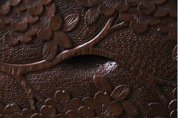 中古美品　伝統工芸軽井沢彫り　芸術品のような彫りが見事なキャビネット(飾り棚、収納棚、食器棚)
