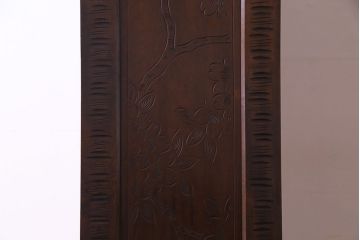 中古美品　伝統工芸軽井沢彫り　芸術品のような彫りが見事なキャビネット(飾り棚、収納棚、食器棚)