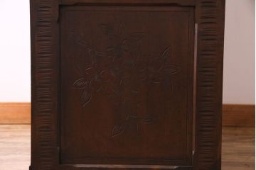 中古美品　伝統工芸軽井沢彫り　芸術品のような彫りが見事なキャビネット(飾り棚、収納棚、食器棚)