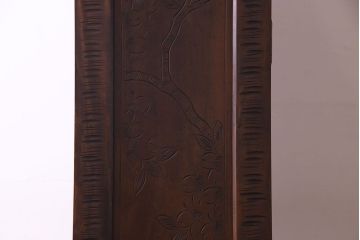 中古美品　伝統工芸軽井沢彫り　芸術品のような彫りが見事なキャビネット(飾り棚、収納棚、食器棚)