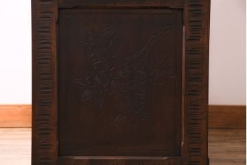 中古美品　伝統工芸軽井沢彫り　芸術品のような彫りが見事なキャビネット(飾り棚、収納棚、食器棚)