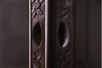中古美品　伝統工芸軽井沢彫り　芸術品のような彫りが見事なキャビネット(飾り棚、収納棚、食器棚)