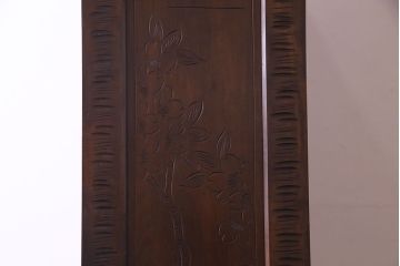 中古美品　伝統工芸軽井沢彫り　芸術品のような彫りが見事なキャビネット(飾り棚、収納棚、食器棚)