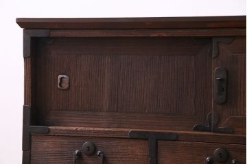 アンティーク家具　和製アンティーク　渋い木の質感と丸みのある金具が魅力的な脚付き箪笥ローボード(ローチェスト、リビングボード)