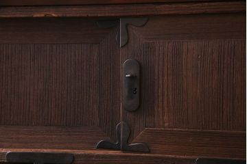 アンティーク家具　和製アンティーク　渋い木の質感と丸みのある金具が魅力的な脚付き箪笥ローボード(ローチェスト、リビングボード)